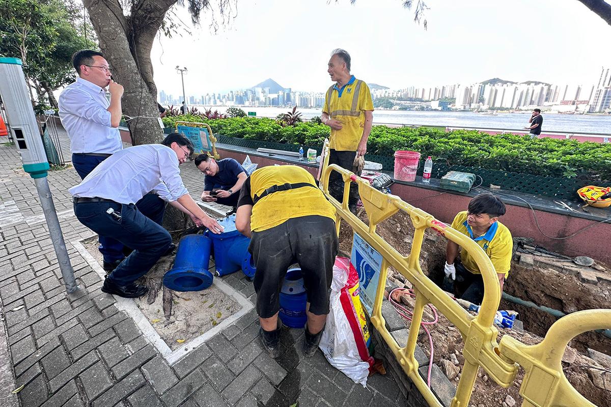 梁熙(左三)到水務署工程現場了解。(梁熙FB)