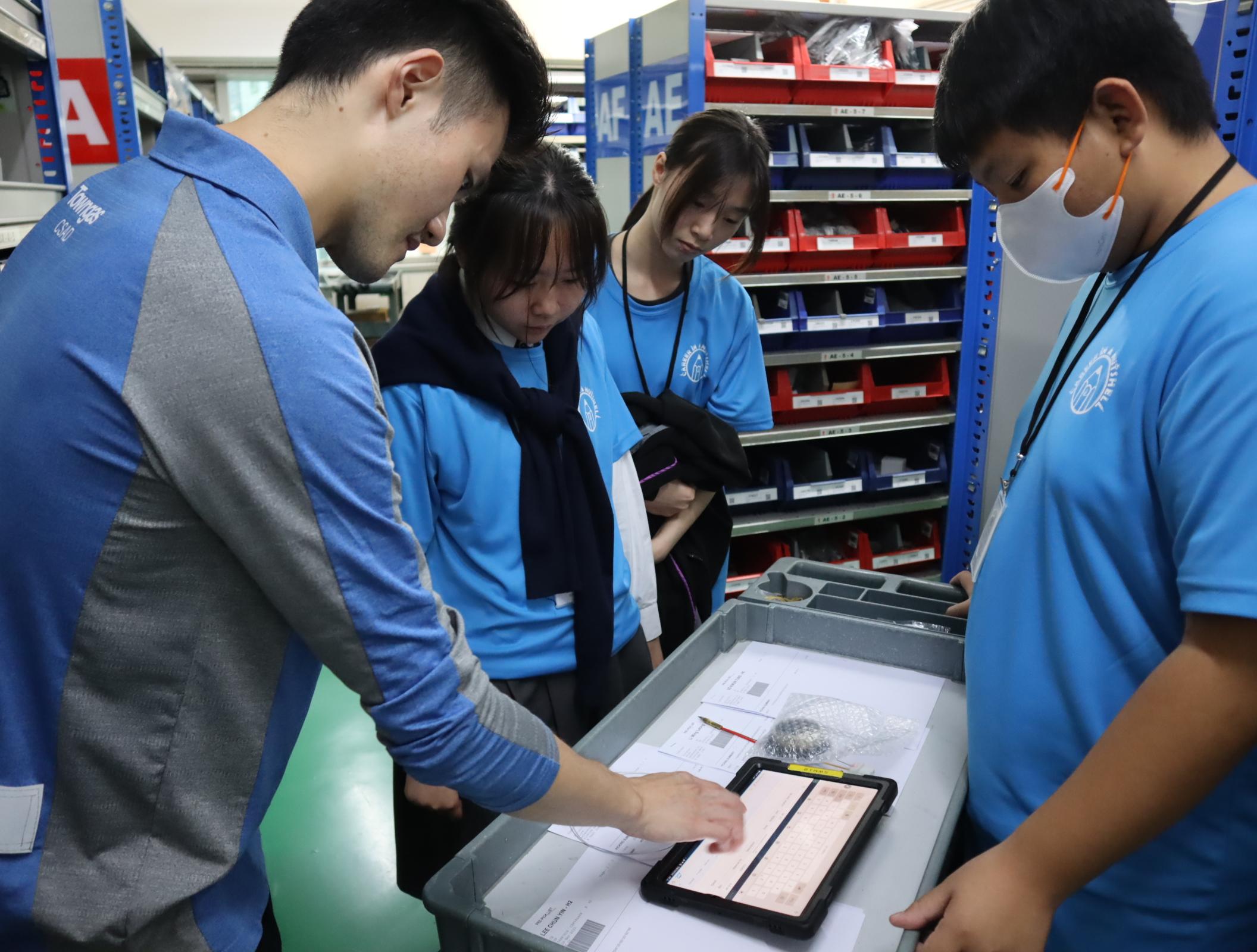 參與「職涯縮影」計劃的同學到煤氣公司智慧倉庫實習,了解如何以現代化科技管理及運作倉庫,大大提升效率。