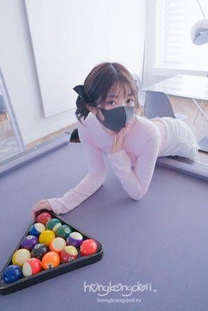 「玩偶姐姐」透過「香港」之名,在成人網站賣戴口罩影片而走紅。(網上圖片)