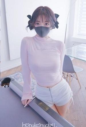 「玩偶姐姐」透過「香港」之名,在成人網站賣戴口罩影片而走紅。(網上圖片)