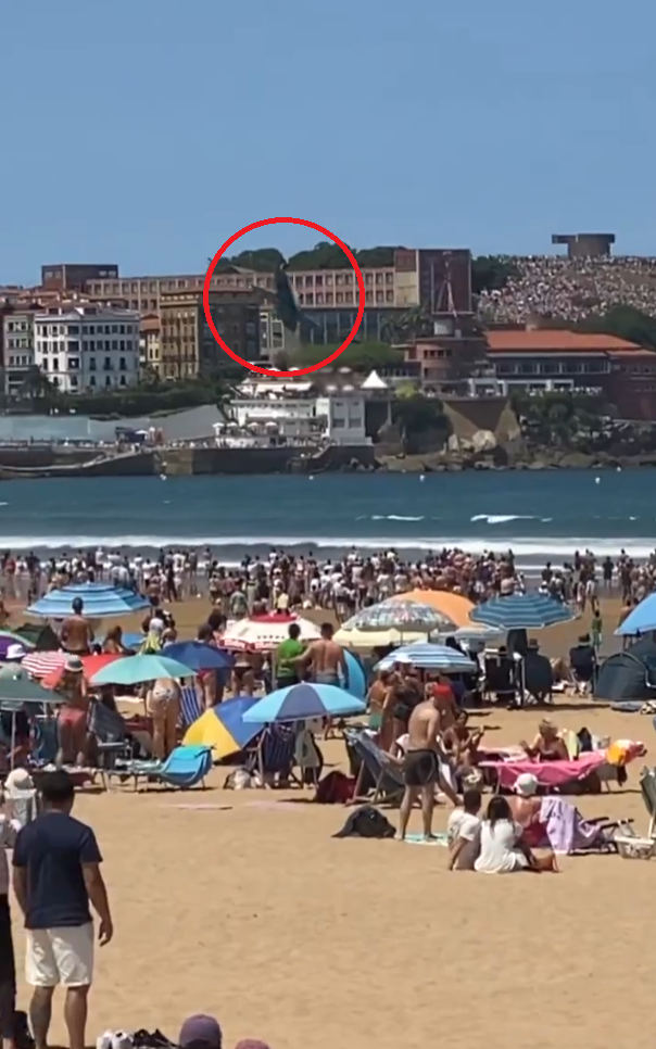 西班牙戰機噴煙俯衝擠滿人海灘 民眾:嚇死人(有片)