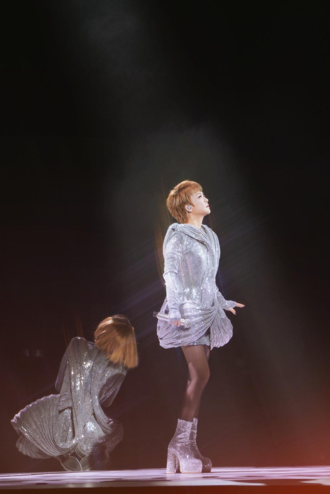 慧嫻上海站個唱繼續以沉浸式的舞台呈現。