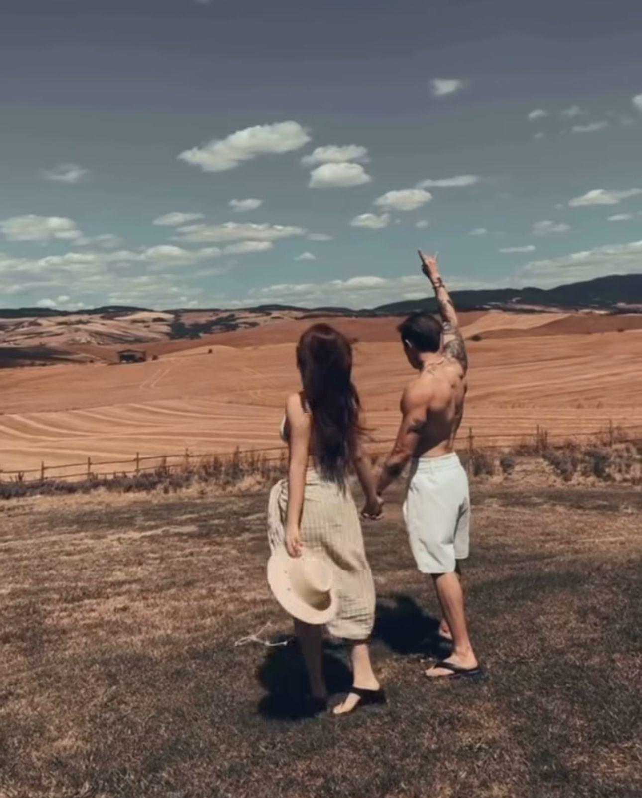 Tyson Yoshi半裸晒爆肌身形。