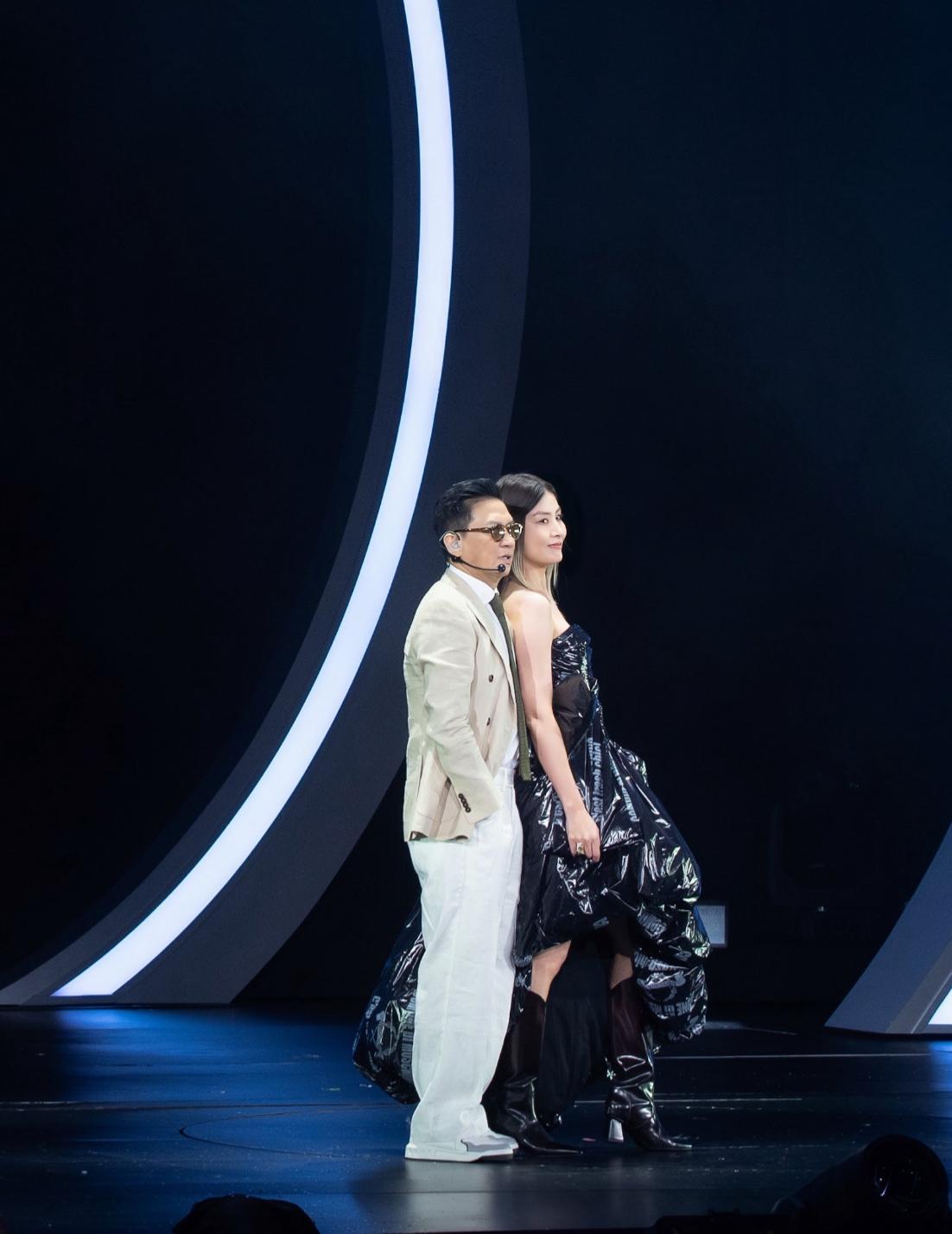 Kelly邀影帝張家輝驚喜登台,兩人合唱經典歌曲《眼睛想旅行》。