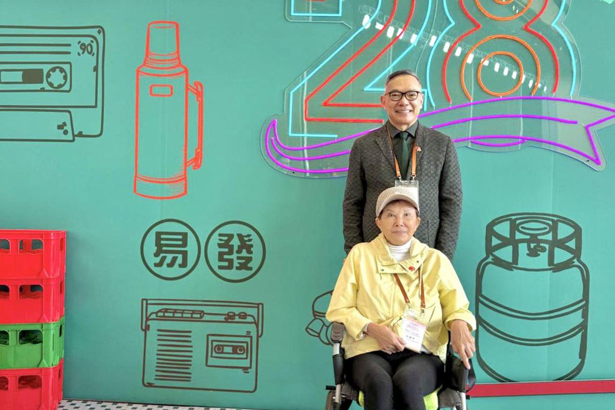 謝偉俊(後)與白韻琹(前)出席回歸28周年升旗儀式。(謝偉俊FB)