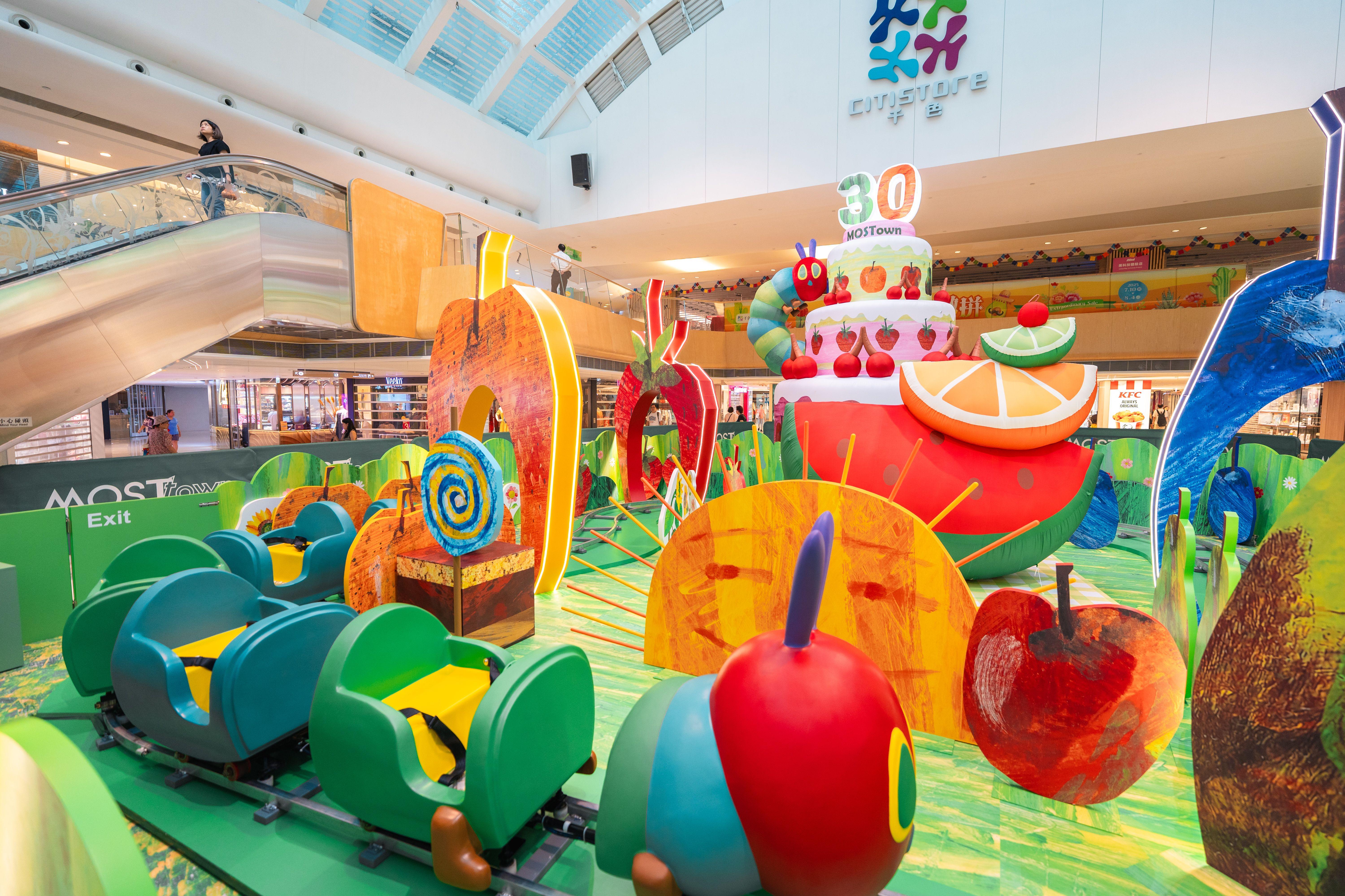 各位探險家將乘坐圓滾滾又可愛的毛毛蟲車廂,遊歷長達30米、如彩虹般蜿蜒伸展的夢幻軌道,展開一場目不暇給的美食之旅!