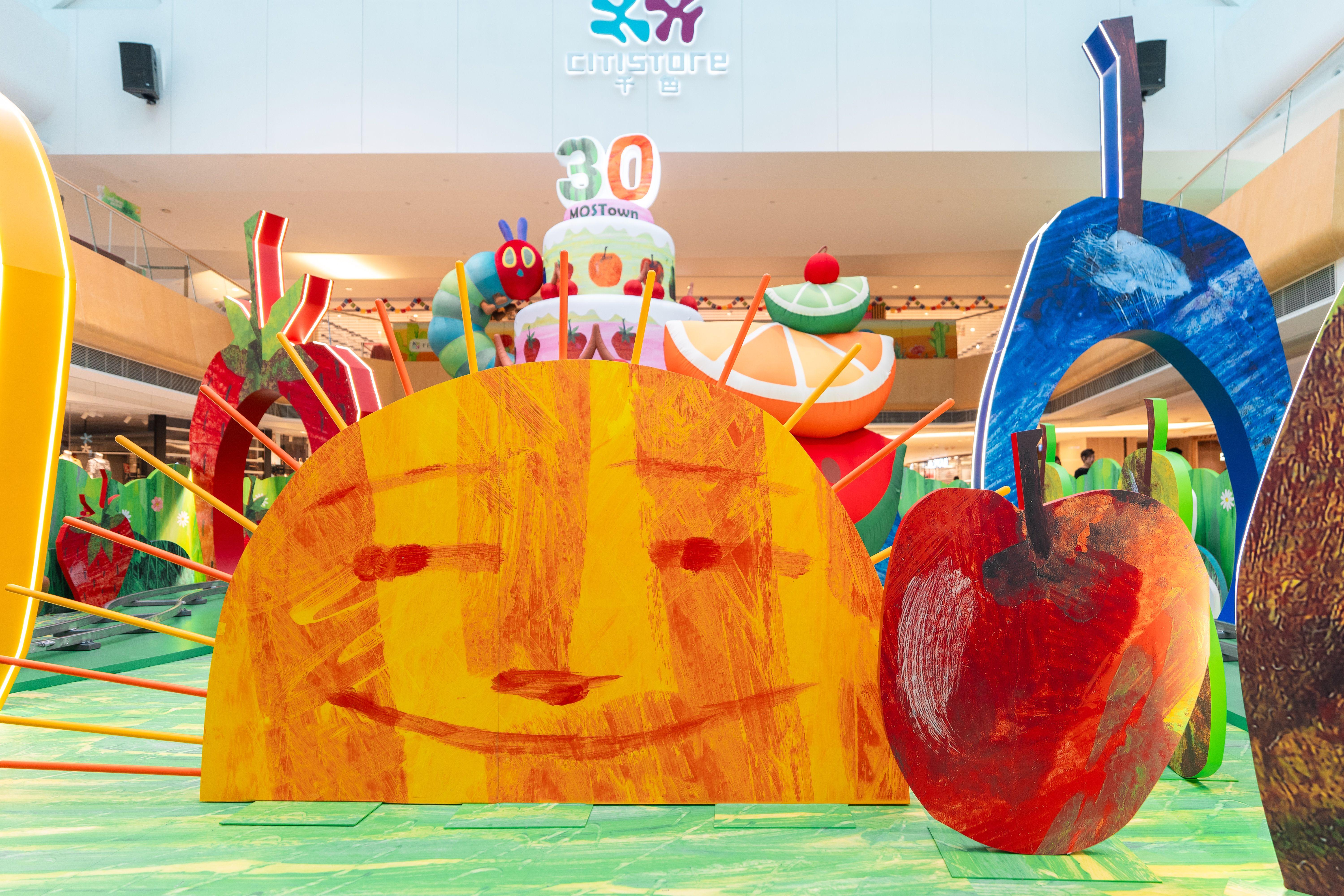 沿途穿梭精心設計的美食場景,呈現繪本中《好餓的毛毛蟲》從星期一到星期六的美食探索:包括蘋果、梨、李子、草莓、香橙、西瓜及提拉米蘇等。