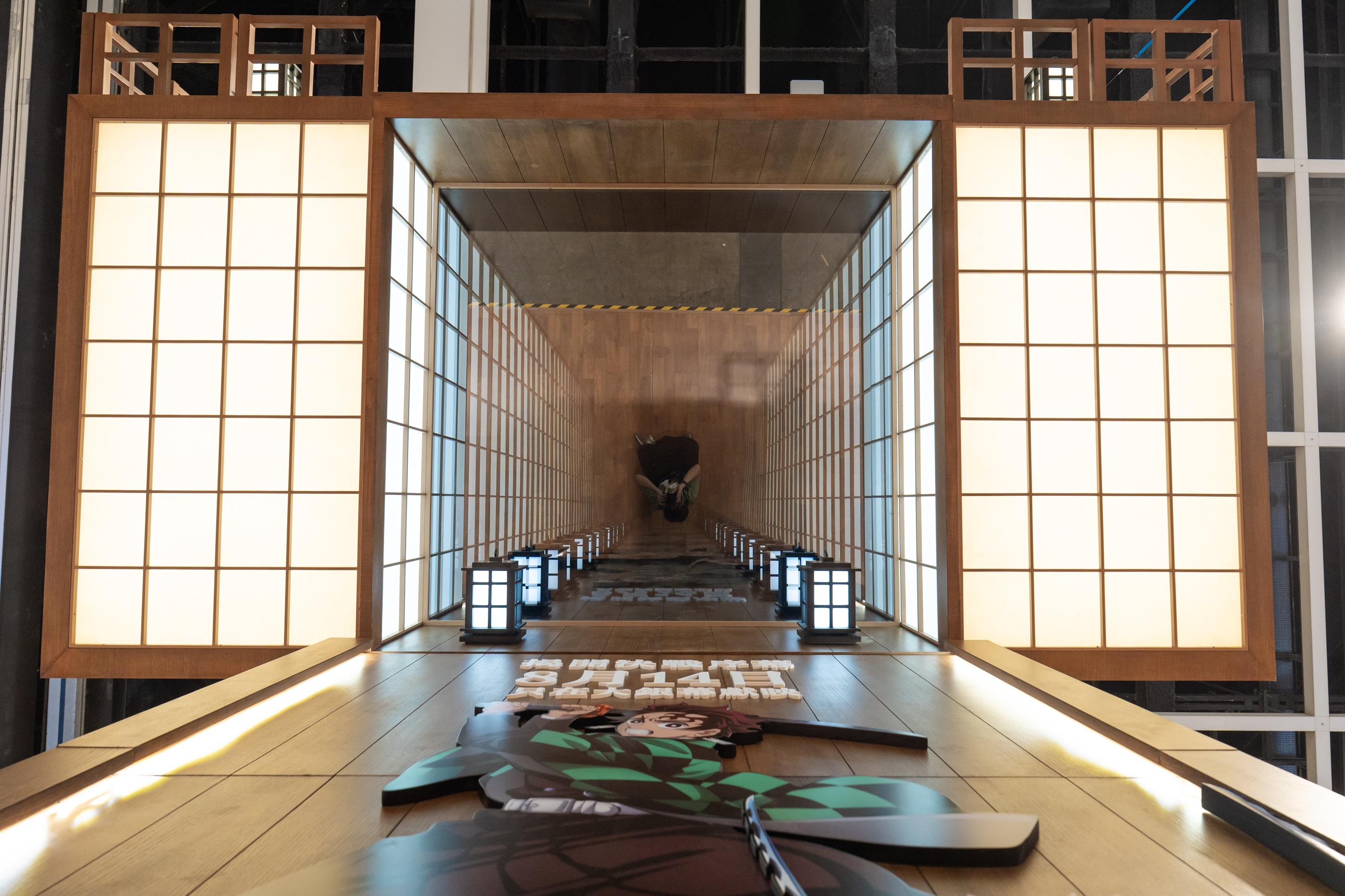 今屆香港動漫電玩節設置《鬼滅之刃 無限城》主題展區,打造實景日式紙窗、紙拉門等建築元素,製造無限鏡像效果。