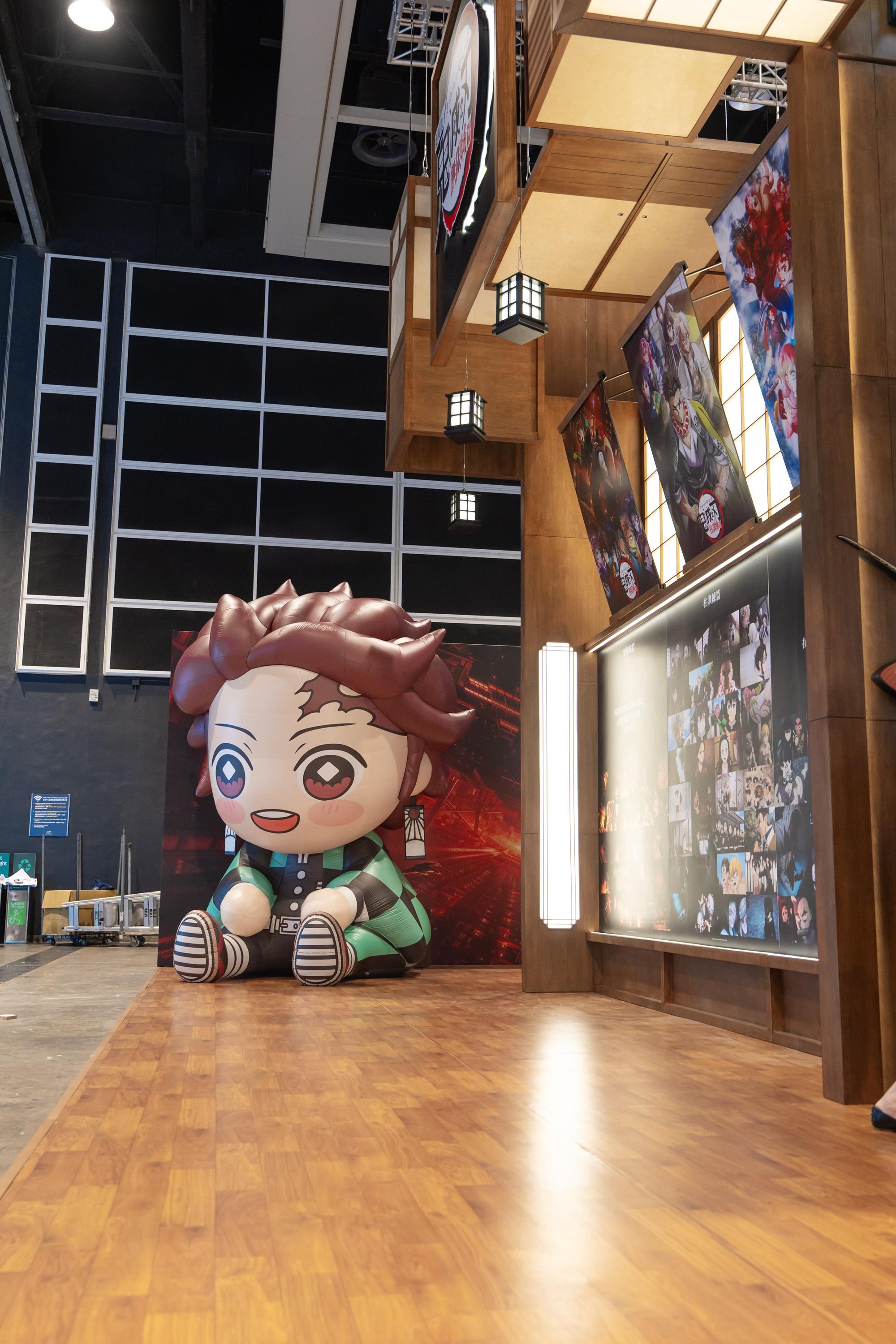 今屆香港動漫電玩節設置《鬼滅之刃 無限城》主題展區,3米高Q版炭治郎供fans打卡。