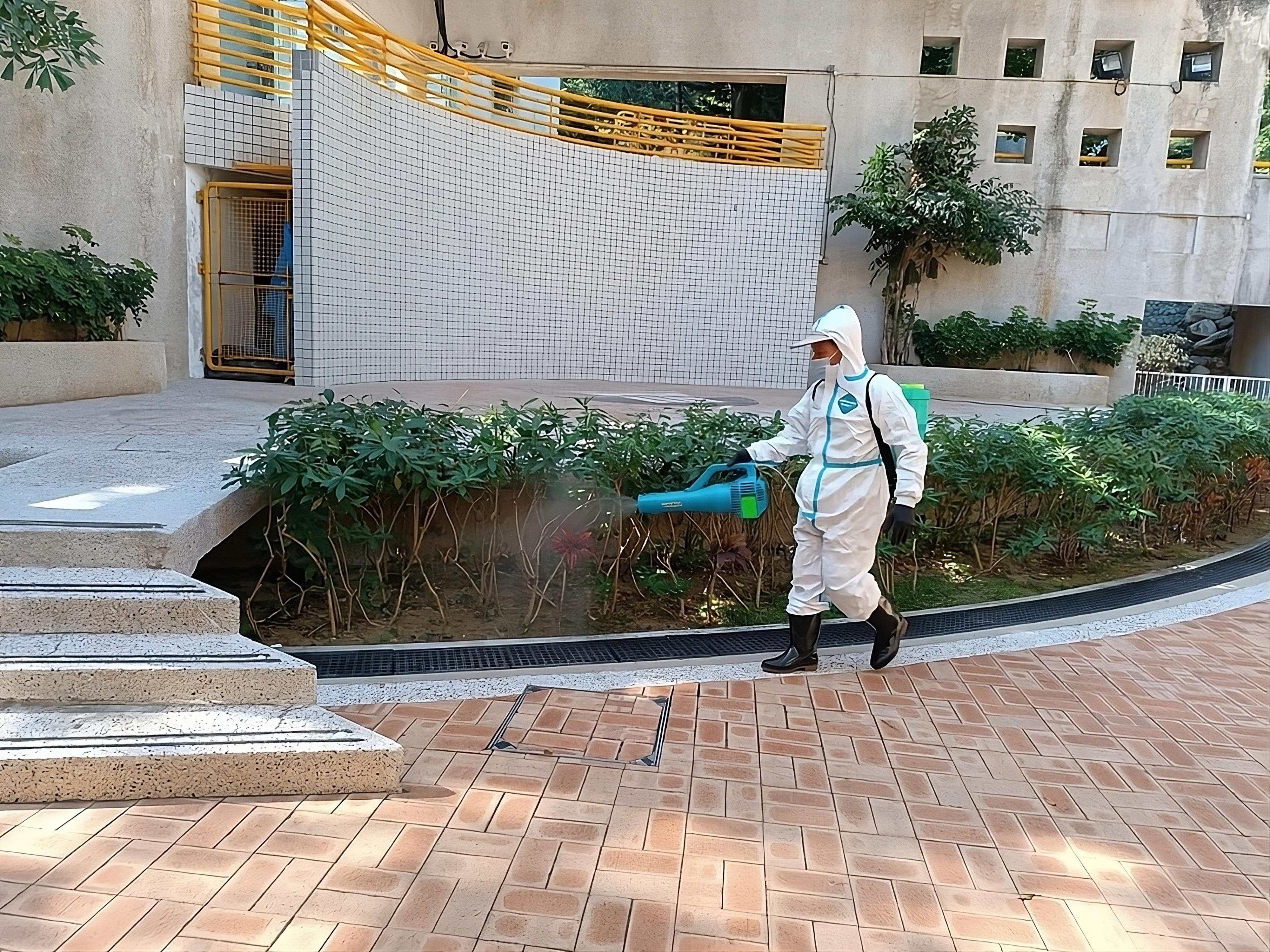 圖示其中一個房屋署轄下屋邨正進行霧化處理,以殺滅成蚊。(政府新聞處)