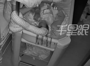 保母虐嬰案|4個月BB被強行灌奶 常被踢床受驚嚇。(閉路電視截圖)