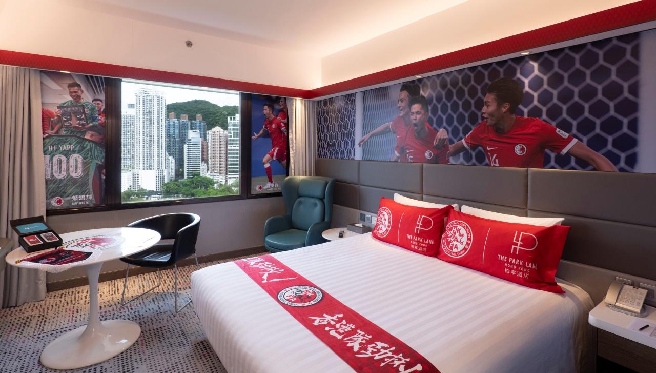 o 以港隊風雲人物陳肇鈞和葉鴻輝為主題,附贈港隊球員親筆簽名版CHARGESPOT充電器、港隊錦旗、拖鞋及港隊明信片。