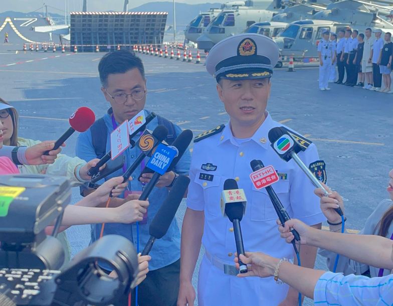 山東艦訪港|山東艦上校軍官楊英楠表示,訪港主要是希望向香港同胞展示國家的強大和海軍的實力。