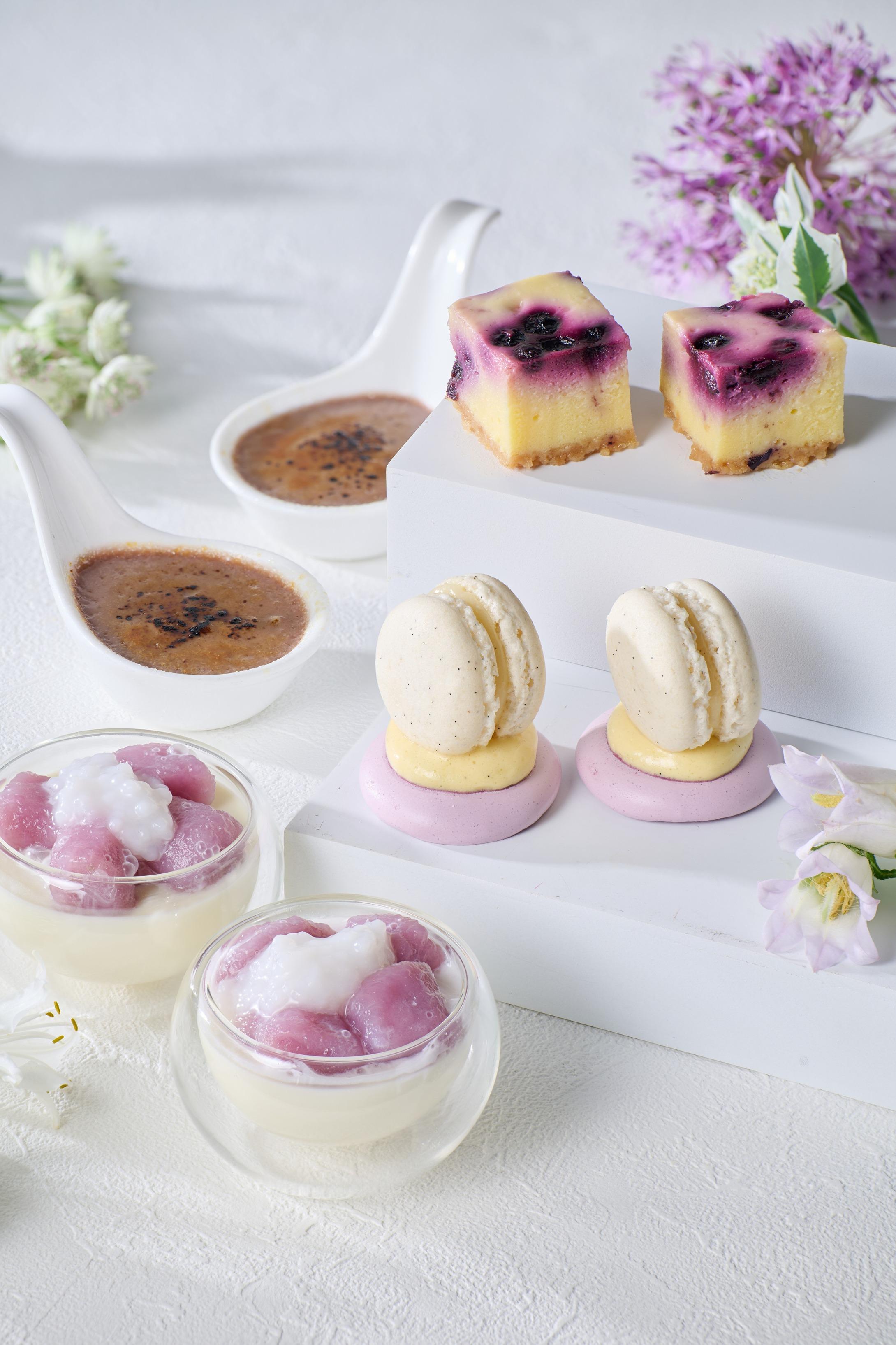 甜點有薰衣草焦糖布丁、藍莓芝士蛋糕、椰香意式奶凍及丁香蛋白霜餅等