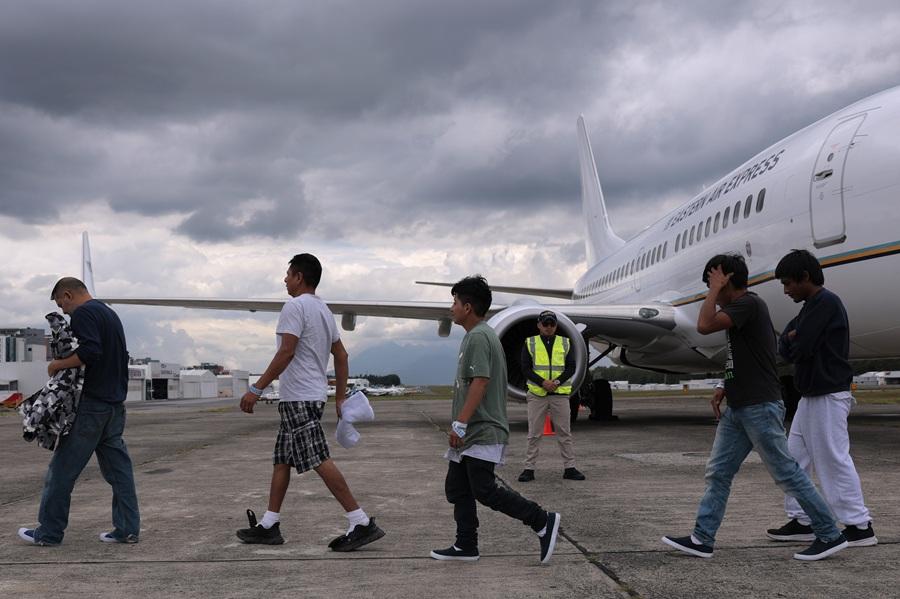 美國土安全部長語出驚人 稱「食人族」非法移民圖食手臂被帶離遣返機