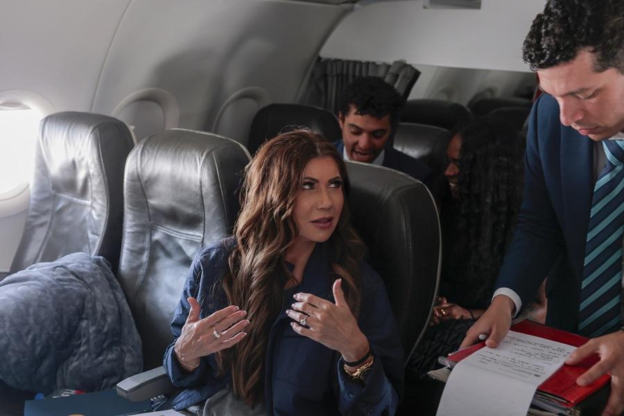 美國土安全部長語出驚人 稱「食人族」非法移民圖食手臂被帶離遣返機