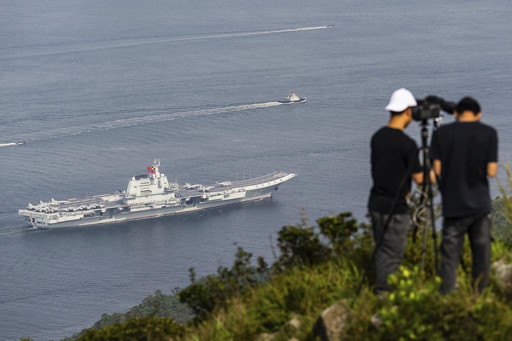 山東艦航空母艦編隊早上抵達香港海域。(美聯社)