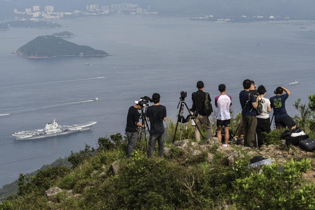 山東艦航空母艦編隊早上抵達香港海域。(美聯社)