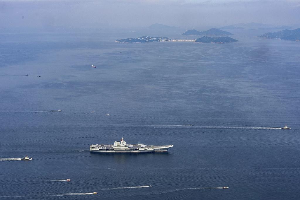 山東艦航空母艦編隊早上抵達香港海域。(美聯社)