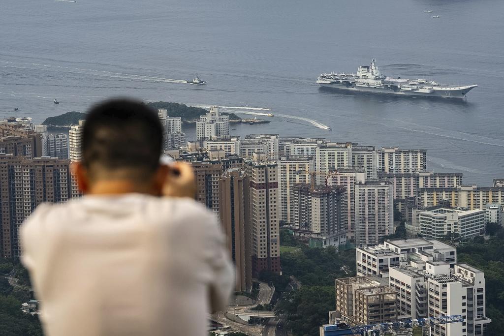 山東艦航空母艦編隊早上抵達香港海域。(美聯社)