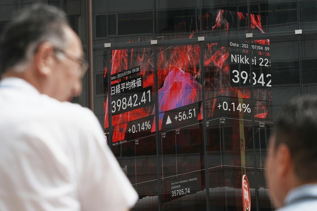 日本7.5大地震預言倒數前一日,日經半日靠穩。(AP)