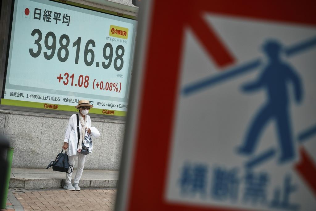 日本7.5大地震預言倒數前一日,日經半日靠穩。(AP)