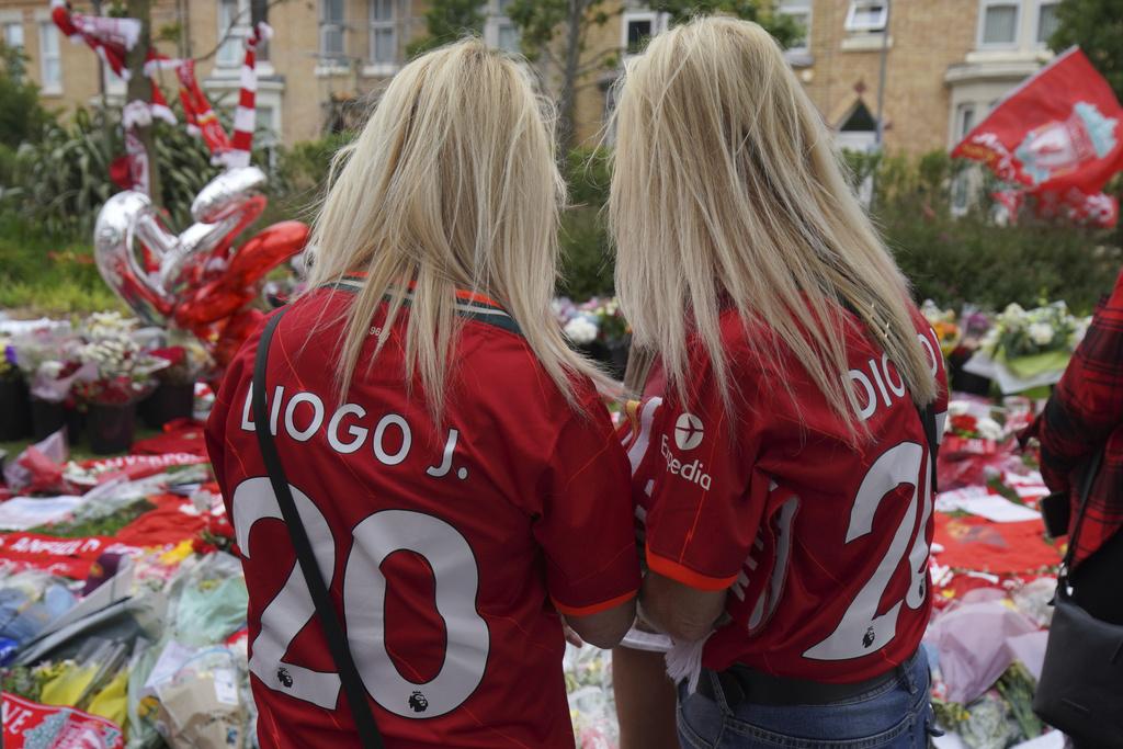 不少利物浦浦球迷在晏菲路球場前悼念祖達(Diogo Jota) 。(美聯社)