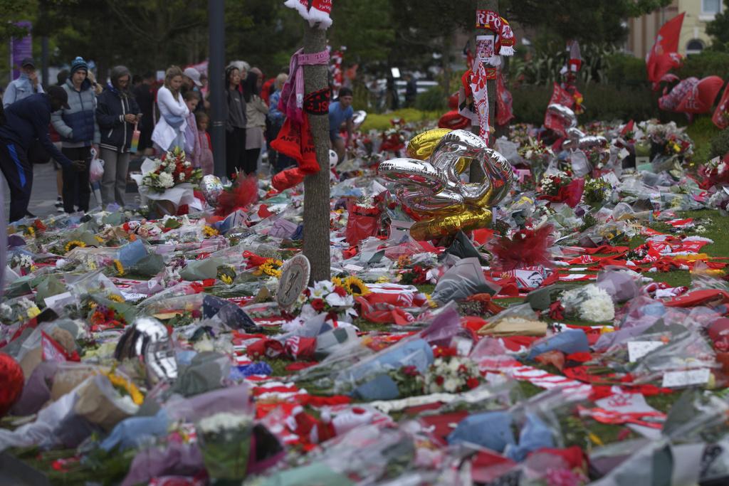 不少利物浦浦球迷在晏菲路球場前悼念祖達(Diogo Jota) 。(美聯社)