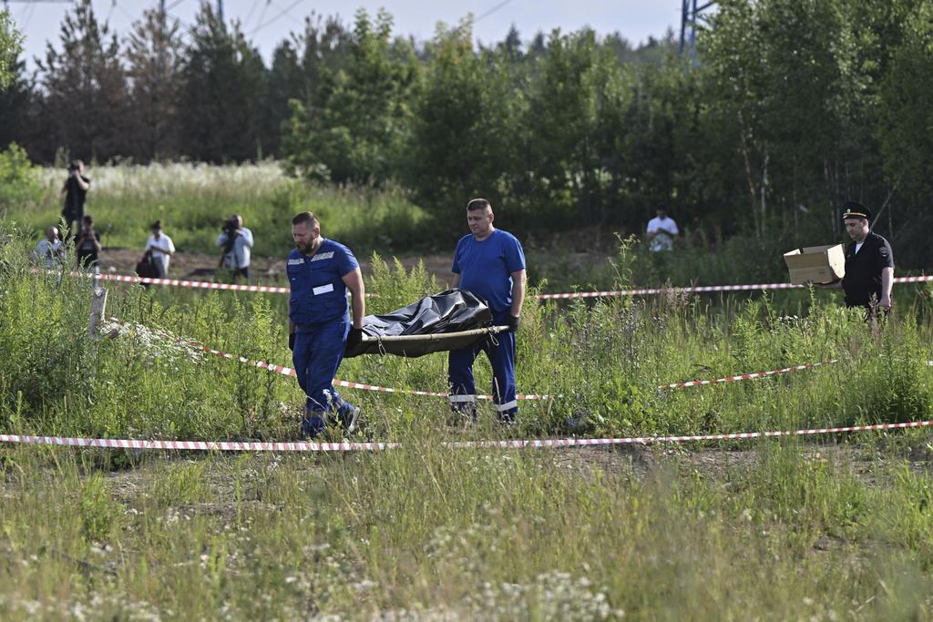 史塔洛沃伊被發現倒斃在其Tesla附近一處草叢,疑吞槍自盡。當局其後移走遺體。(美聯社)