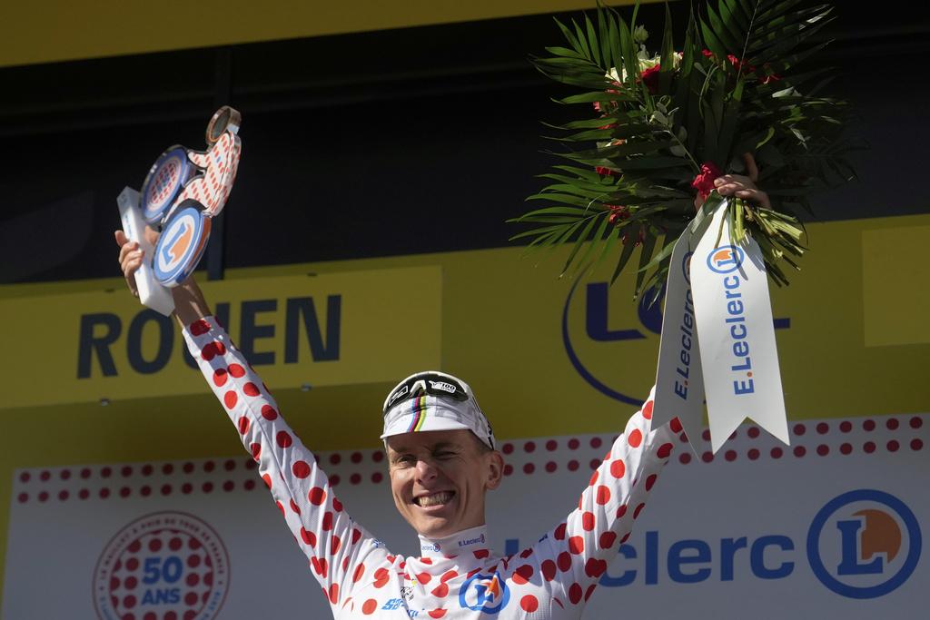 環法|普加卡(Tadej Pogacar)總成績領前外,亦保持代表爬坡王的波點戰衣。(美聯社)