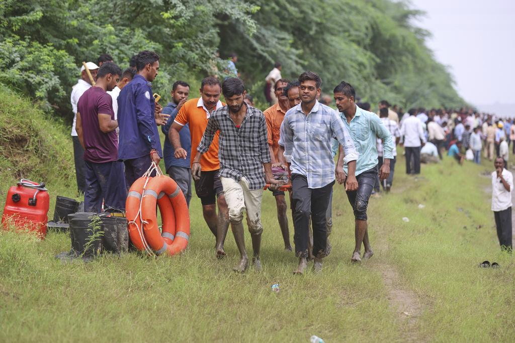 甘比拉大橋(Gambhira Bridge)斷橋意外,18人死亡、2人失蹤。(美聯社)