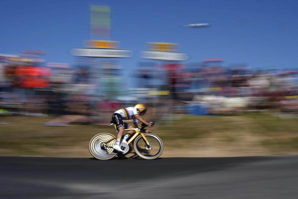 伊雲尼甫(Remco Evenepoel)在環法第5站以16秒之差擊敗普加卡(Tadej Pogacar)。(美聯社)