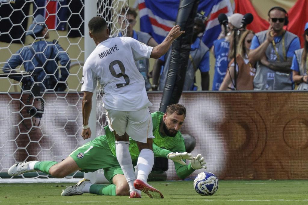 麥巴比去季穿上皇馬9號球衣。(資料圖片)