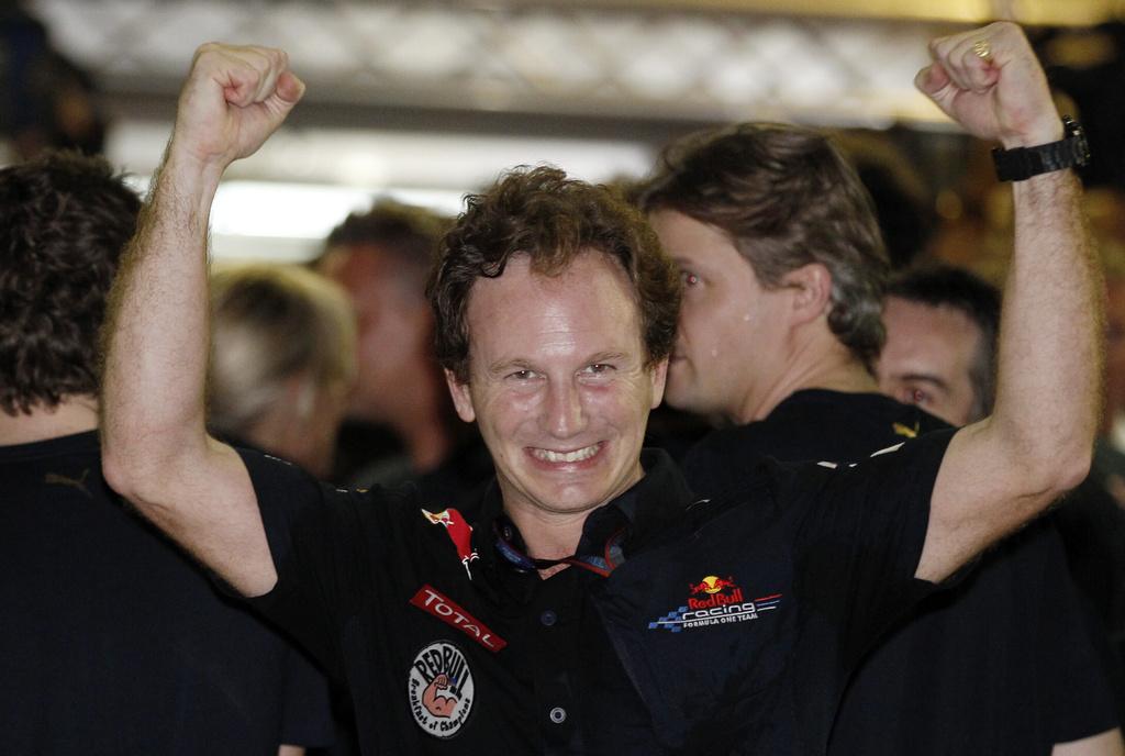 漢拿(Christian Horner)在2010年慶祝維迪爾(Sebastian Vettel)成為F1世界冠軍。(資料圖片)