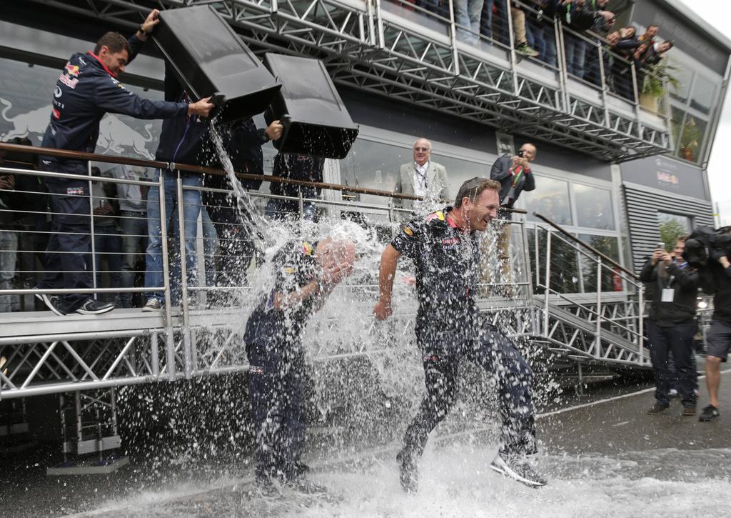 漢拿(Christian Horner)與工程師Adrian Newey在2014年接受冰桶挑戰。(資料圖片)