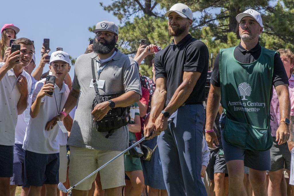 史堤芬居里(Stephen Curry)「二刀流」能力出眾。(美聯社)