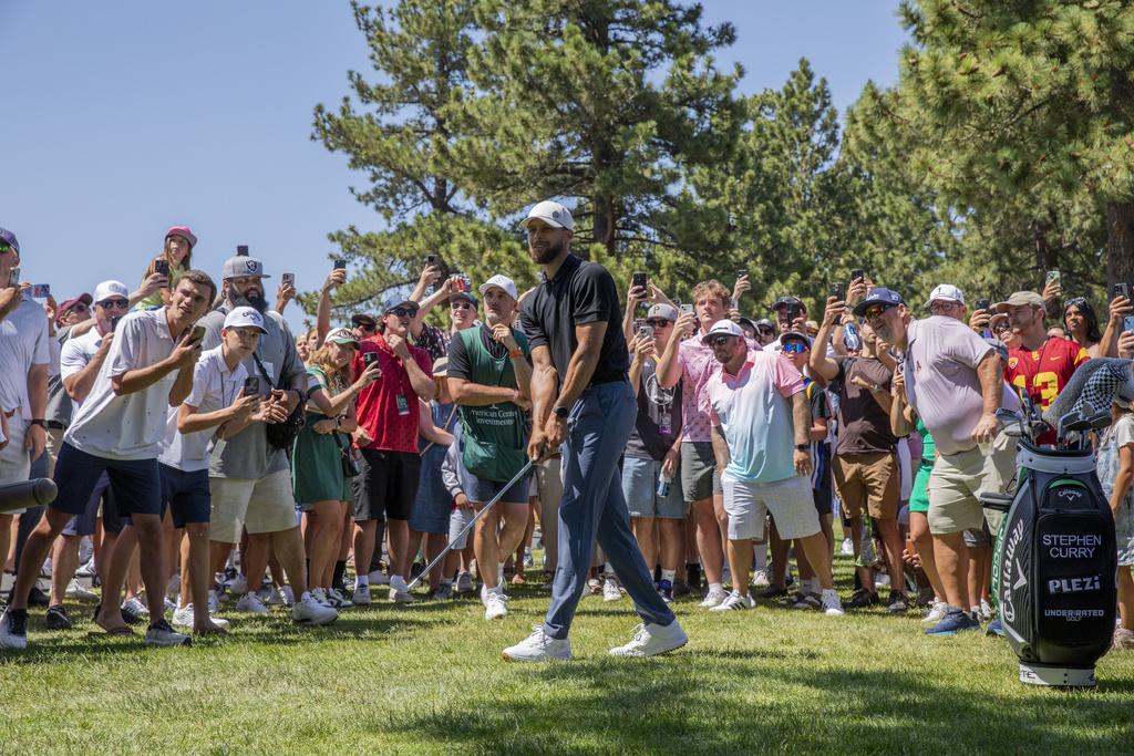 史堤芬居里(Stephen Curry)離開籃球場,仍有大量高爾夫球球迷支持。(美聯社)