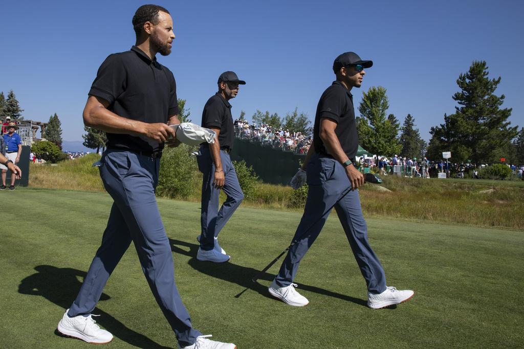 史堤芬居里(Stephen Curry)在高爾夫球場人氣不減。(美聯社)