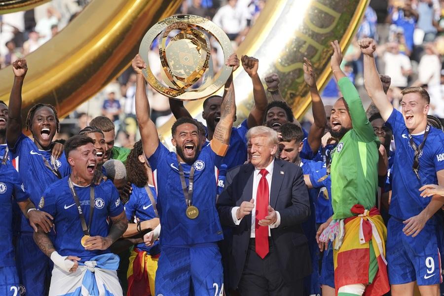 白宮上載「特朗普超人」迷因辯稱憲法無禁止 網民惡搞變凸肚超人