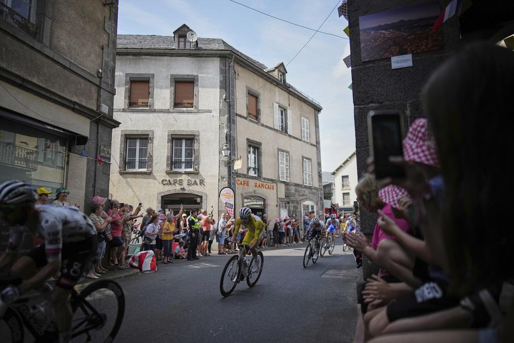 環法單車賽第十站,普加卡在街道中飛馳。(美聯社)