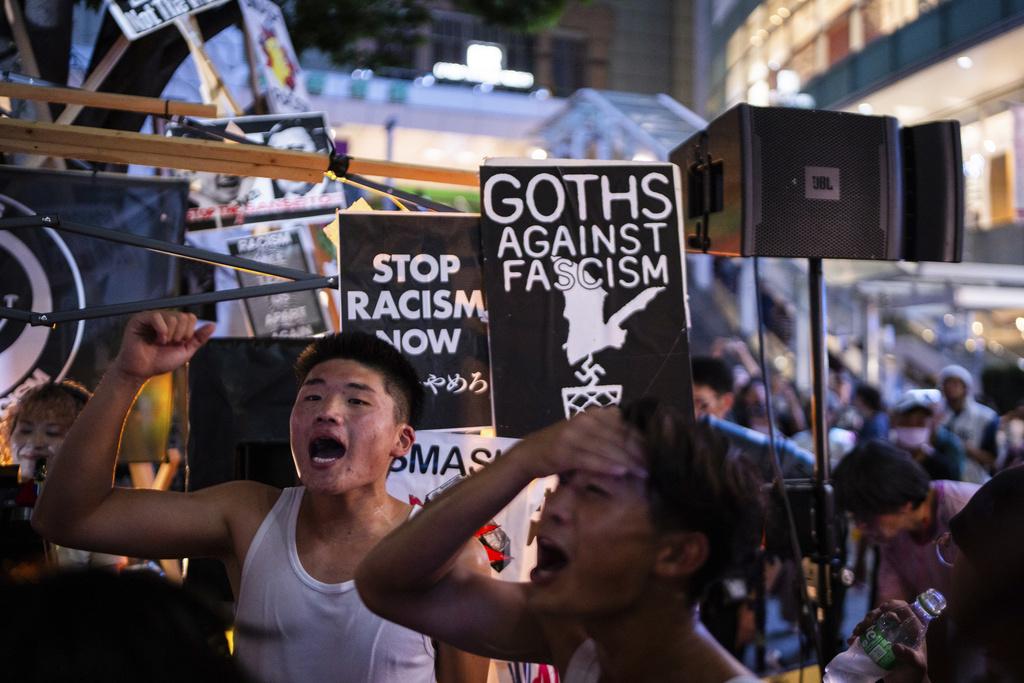 新宿街頭抗議政黨種族歧視。(美聯社)