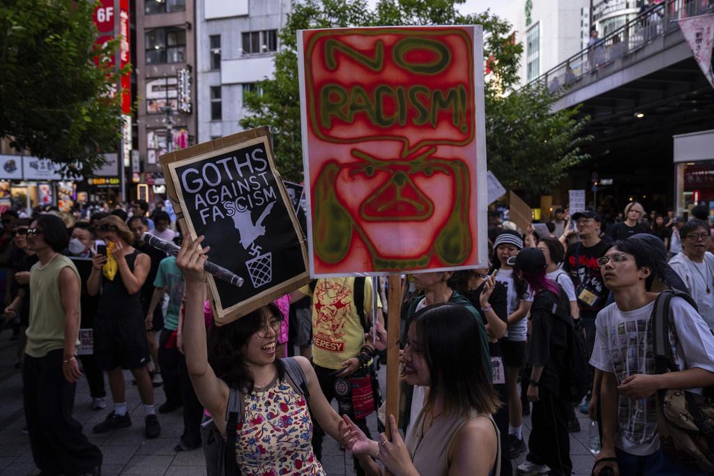 新宿街頭抗議政黨種族歧視。(美聯社)