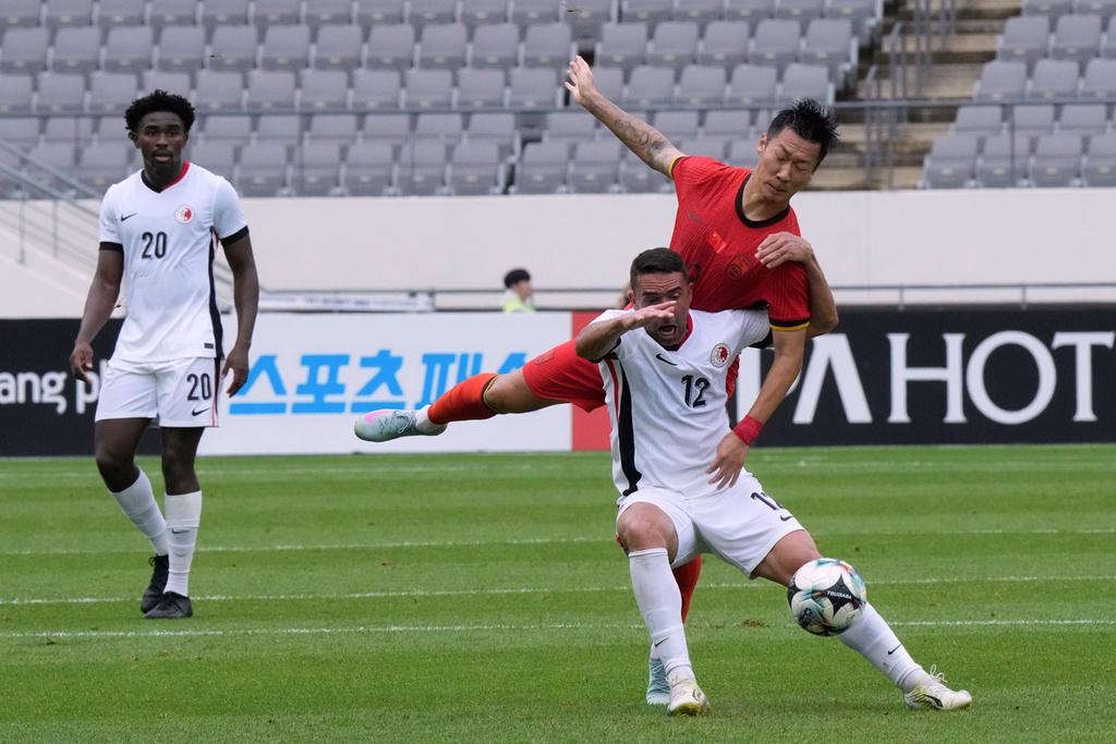 港隊的費蘭度力抗國足球員。(美聯社)