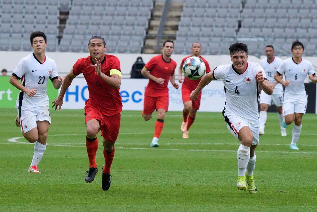 港隊的鐘樂安與國足的張玉寧追球。(美聯社)