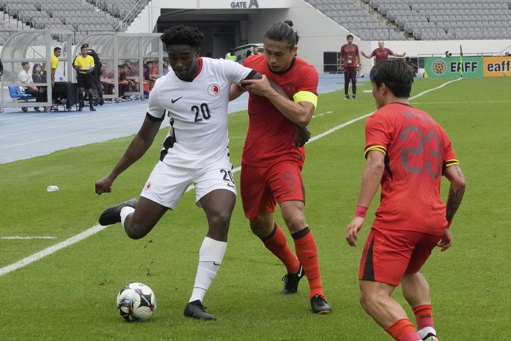 港隊的米高被兩名國足球員包抄。(美聯社)