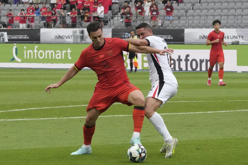 港隊的費蘭度與國足的唯一巴西入籍球員塞爾吉尼奧爭球。(美聯社)