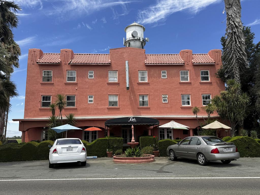 加州萊德酒店,有多隻吉祥物孔雀疑被盜取。(美聯社)