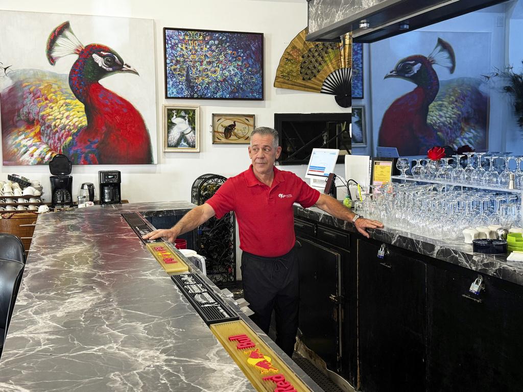 加州萊德酒店經理David Nielsen,展示酒店的酒吧有多隻孔雀的畫作。(美聯社)