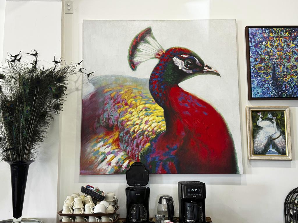 加州萊德酒店內,不少畫作都以孔雀伙題材。(美聯社)