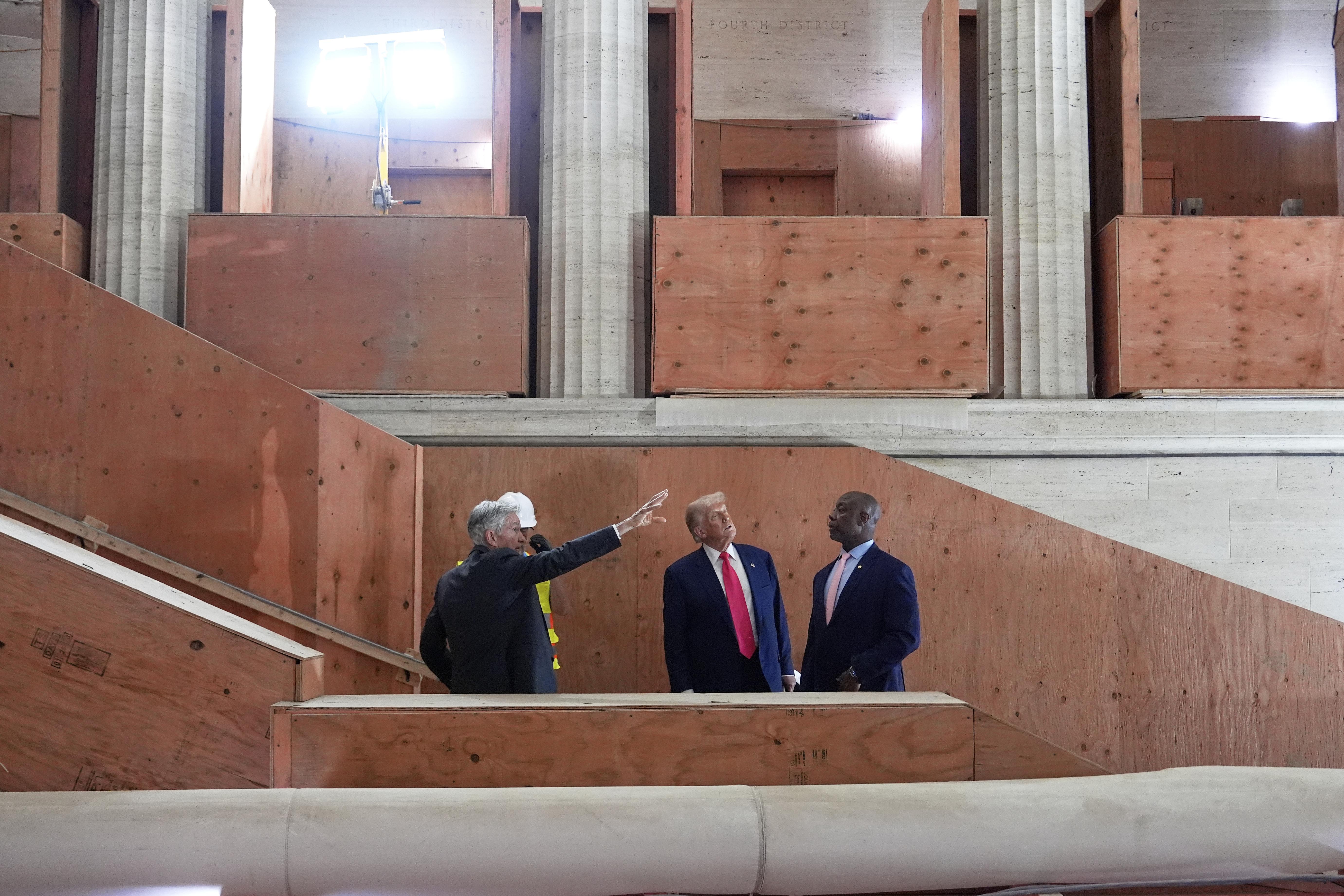 特朗普視察聯儲局翻新工程,與鮑威爾爆發口水戰。(AP)